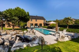 LA VILLA DE SENY , villa de charme avec jardin ,Piscine nature, jacuzzi , petanque, fitness, billard,ping pong,