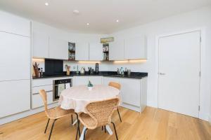 Cosy 2 bed flat in central Bristol on river Avon