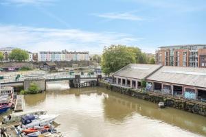 Cosy 2 bed flat in central Bristol on river Avon