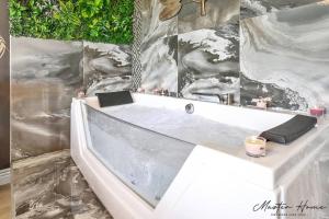 Appartements Gout de luxe a Narbonne T3 Climatise, Spa, Parking : photos des chambres