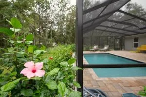 Pet-friendly, Heated Pool, Close to Everything 3 Bedroom Home - Beverly Hills