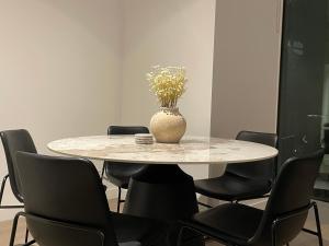 Superior 3 Bedroom Apartment in Melbourne CBD