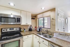 Tucson Escape with Outdoor Community Pool and Hot Tub!