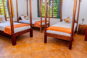 Sand and Shells Beach House- 4 Bedroom with a pool