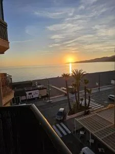 APARTAMENTO EN PRIMERA LÍNEA DE PLAYA - Salobreña