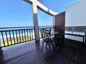 Stunning Oceanfront Apartment with a balcony overlooking Umdloti Beach