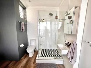 Stunning Oceanfront Apartment with a balcony overlooking Umdloti Beach