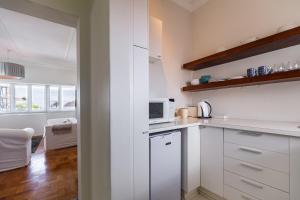 Portswood Mews - Chic White Studio Apartment Green Point