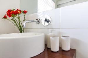 Portswood Mews - Chic White Studio Apartment Green Point