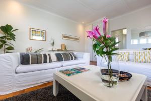 Portswood Mews - Chic White Studio Apartment Green Point