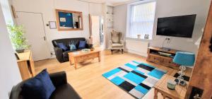 Cheerful 2 bed home with mountain views