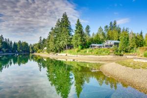 Waterfront Allyn Retreat w Guest House & Beach!