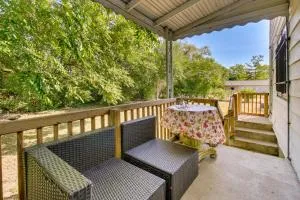 Cincinnati Home Rental with Balcony and Fire Pit! - شارونفيل