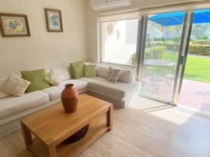 Beautiful Apt. w Pool and Direct Beach Access