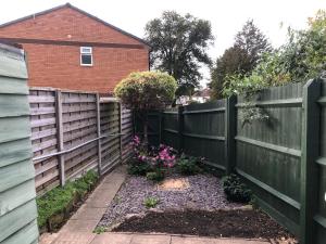 Comfortable Home away from Home, spacious 2 bedroom town house,self catering, free parking, walking distance to Cheltenham town centre