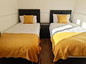 2 Bed Spacious Apartment, Sleeps 4, Free Wifi, Free Parking, Amenities Nearby, Good Transport Links Nearby, Contractors and Holidays