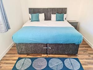 2 Bed Spacious Apartment, Sleeps 4, Free Wifi, Free Parking, Amenities Nearby, Good Transport Links Nearby, Contractors and Holidays