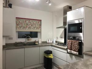 Comfortable Home away from Home, spacious 2 bedroom town house,self catering, free parking, walking distance to Cheltenham town centre