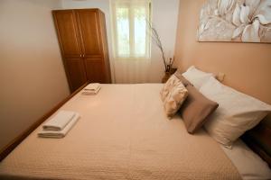 Apartments and rooms with parking space Palit, Rab - 21755