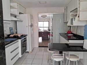 Apartamento na Praia do Morro -160 metros da praia -Ar condicionado e internet -Perto de tudo