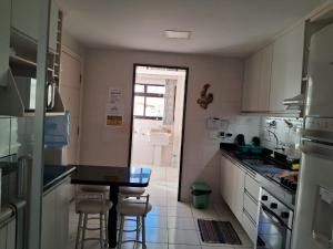 Apartamento na Praia do Morro -160 metros da praia -Ar condicionado e internet -Perto de tudo