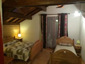 Chalets Chalet spacieux 8 pers, 3 chambres, cheminee, Wi-Fi, BBQ - FR-1-762-1 : photos des chambres
