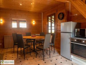 Maisons de vacances Gite Salles-Curan, 4 pieces, 6 personnes - FR-1-601-464 : photos des chambres