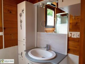 Maisons de vacances Gite Salles-Curan, 4 pieces, 6 personnes - FR-1-601-464 : photos des chambres