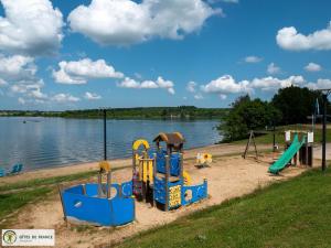 Maisons de vacances Gite Salles-Curan, 4 pieces, 6 personnes - FR-1-601-464 : photos des chambres