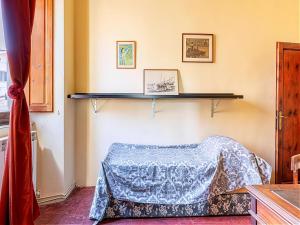 Villa in Montevettolini with Pool & Mountain Views