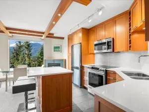 Ski In/Out, Steam Shower, Pool, Hot Tub, Sauna - Pemberton