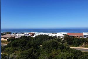 C the Sea 3bedroom house with 2 queen and 2 single beds max 6sleep 2bathroom walk distance to beach in Glentana Outeniqua Strand with free Wi-Fi and sea view