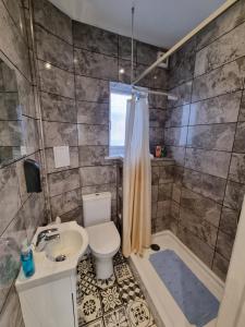 Entire Flat with Three Bedrooms N 2