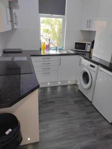 Moden Stylish large Southsea Apartment with jacuzzi bath sleeps 6