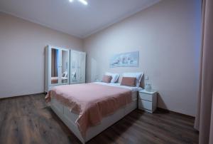 Julie Suite Top Center