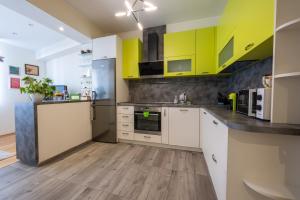 Julie Suite Top Center