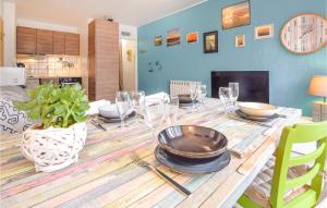 Appartements Gorgeous Apartment In Courseulles-sur-mer With Kitchenette : photos des chambres