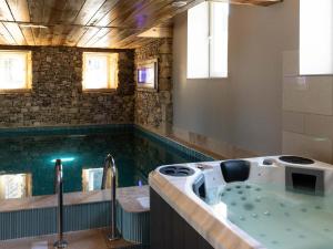 Maisons de vacances Nice holiday home in Nouvelle-Aquitaine with indoor pool : photos des chambres