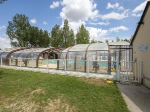 Maisons de vacances Modern mobile home in Veuzain-sur-Loire with garden : photos des chambres