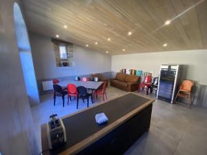 Maisons de vacances Nice holiday home in Nouvelle-Aquitaine with indoor pool : photos des chambres