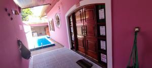 Casa Rosa de Peruíbe - Casa de Temporada 3 dormitórios, 10 hóspedes, piscina, wi-fi, netflix, 800 metros da praia