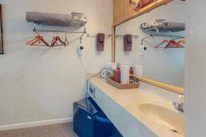 Jacuzzi Suite 205 at Tradewinds