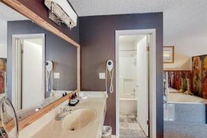 Jacuzzi Suite 206 at Tradewinds