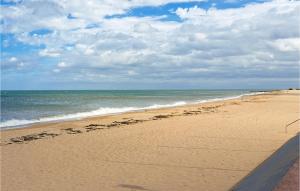 Appartements Gorgeous Apartment In Courseulles-sur-mer With Kitchenette : photos des chambres