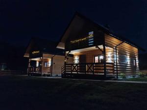 Domki nad rzeką w Komańczy