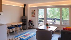 Modernes Alpenstudio mit Bergblick, Pool und Sauna