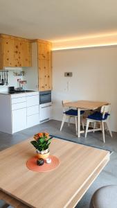 Modernes Alpenstudio mit Bergblick, Pool und Sauna