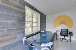 Luxe Miami Home Outdoor Kitchen, Gas Grill!