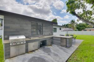 Luxe Miami Home Outdoor Kitchen, Gas Grill!