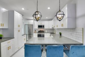 Luxe Miami Home Outdoor Kitchen, Gas Grill!